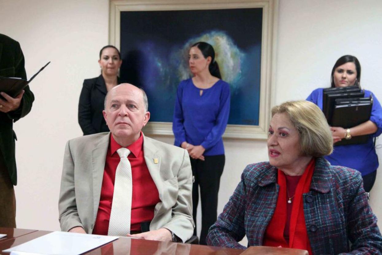 El Dr. Miguel Ángel Navarro estuvo presente como testigo de este contrato