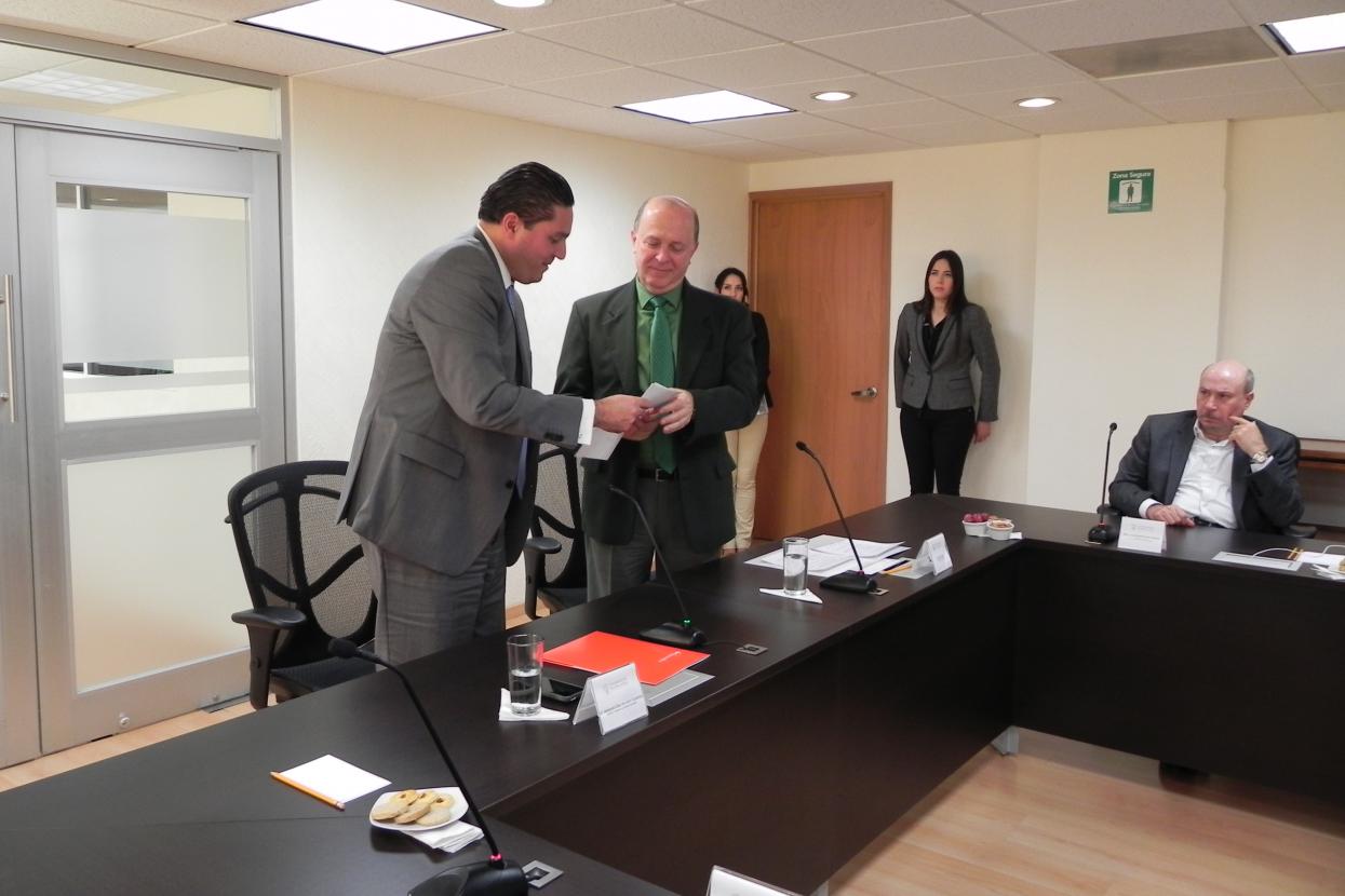 Entrega del cheque por parte del director regional de Santander, licenciado Abelardo Díaz de León Gutiérrez