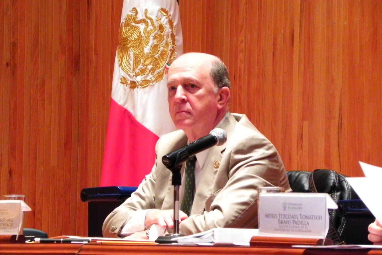 El Dr. Miguel Ángel Navarro en el presidium