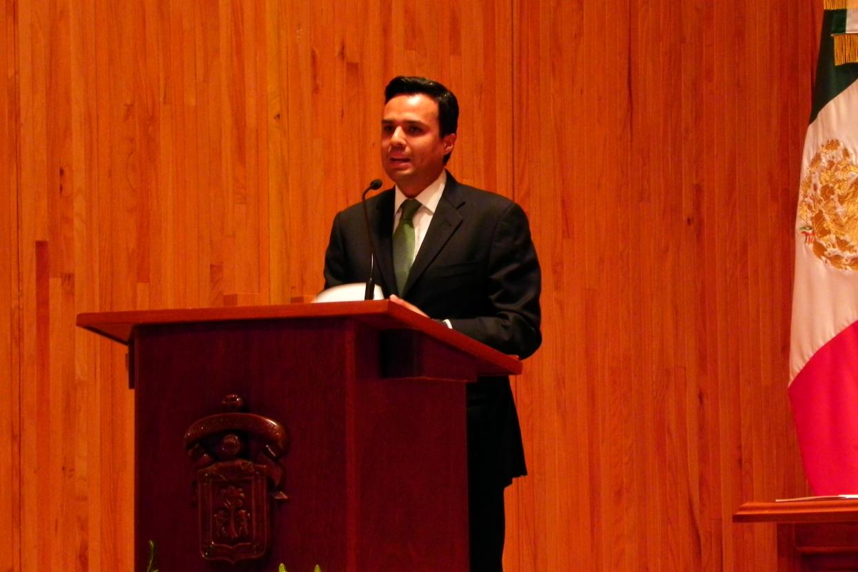 El alcalde de Zapopan, doctor Héctor Robles Peiro en el podium 