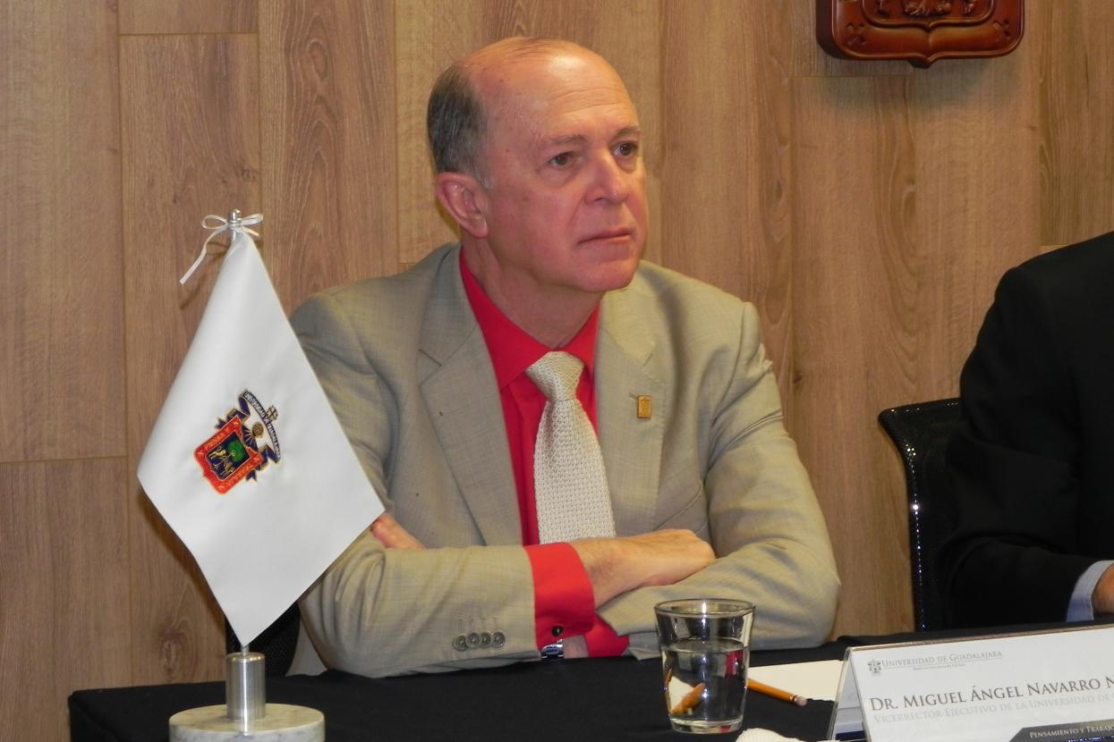 El doctor Miguel Ángel Navarro Navarro formó parte del presidium